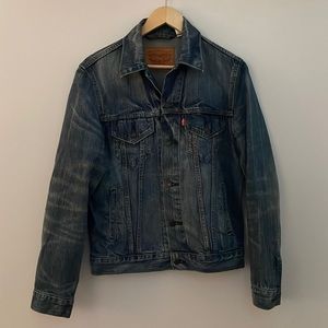 Size small men’s denim trucker Levi’s jacket